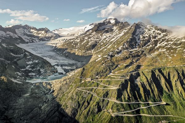 Vista aerea di una strada tortuosa in montagna