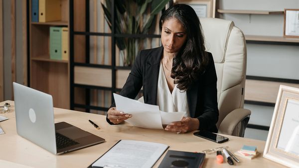 Foto Frau in Büro mit Dokumenten