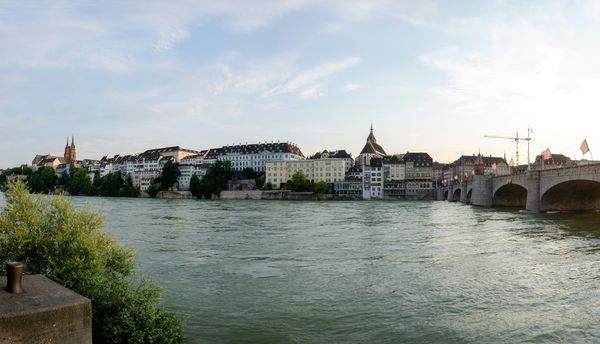Foto di una città sulle rive di un fiume