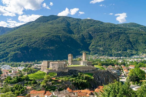 Vista su un castello su una collina