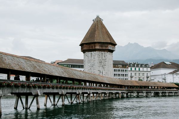 Immagine di un ponte di legno sopra un fiume