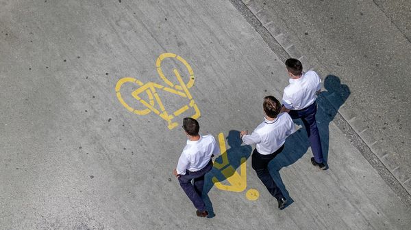 Foto drei Männer von oben auf Fahrrad- und Gehweg