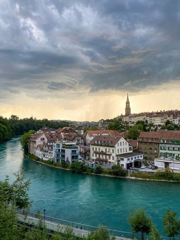 Vista su una città sul fiume