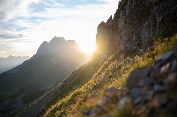 Foto di montagne all'alba