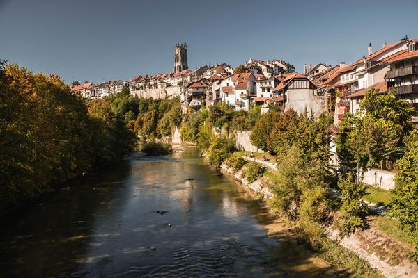 Vista su una città sul fiume