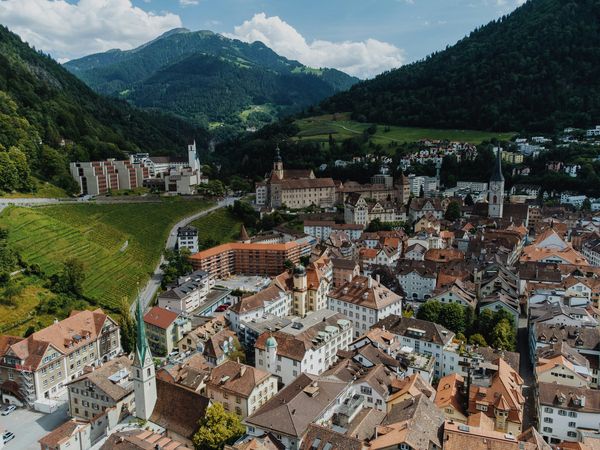 Vista di una città circondata da colline