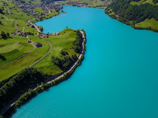 Vista aerea di un villaggio sul lago