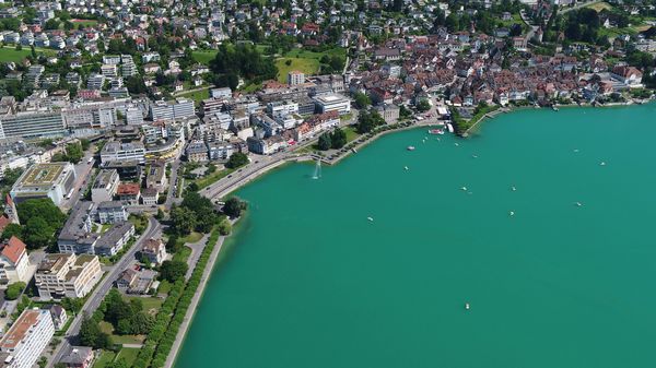 Vista aerea di una città sul lago
